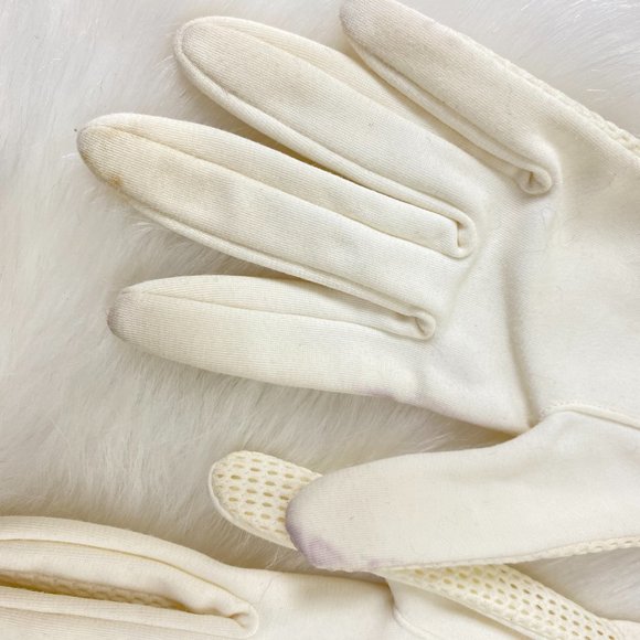 Vintage Ivory Mesh Wrist Gloves - Picture 2 of 7
